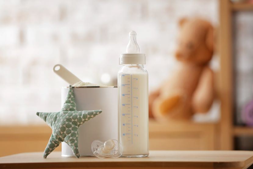 Changer de marque de lait pour bébé : comment procéder ?
