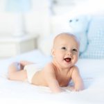 Combien de temps un bébé peut-il garder sa couche ?