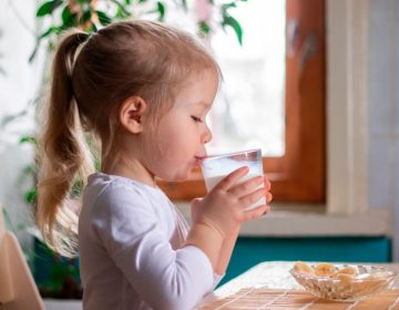 Choisir le bon lait enfant 2 ans : Guide pratique pour les parents