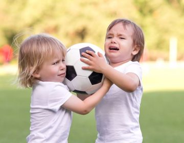 Votre enfant mord ou tape : comment réagir avec bienveillance ?
