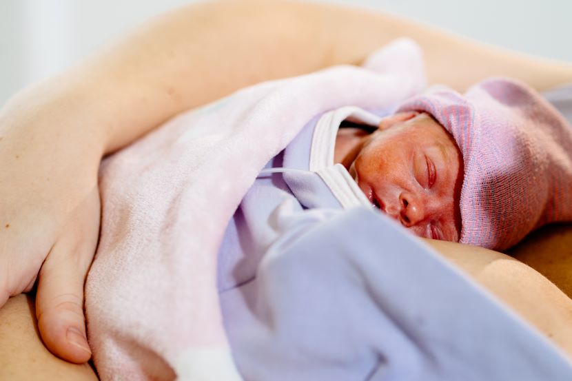 Avantages du contact peau à peau pour les bébés prématurés