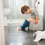 Accidents et régressions dans l’apprentissage de la propreté : comment réagir ?