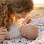 Bébé à la plage : le guide malin pour des vacances zen