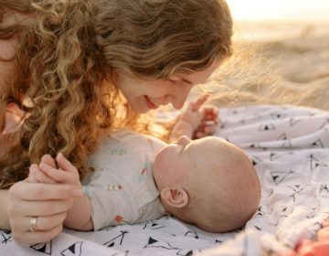 Bébé à la plage : le guide malin pour des vacances zen