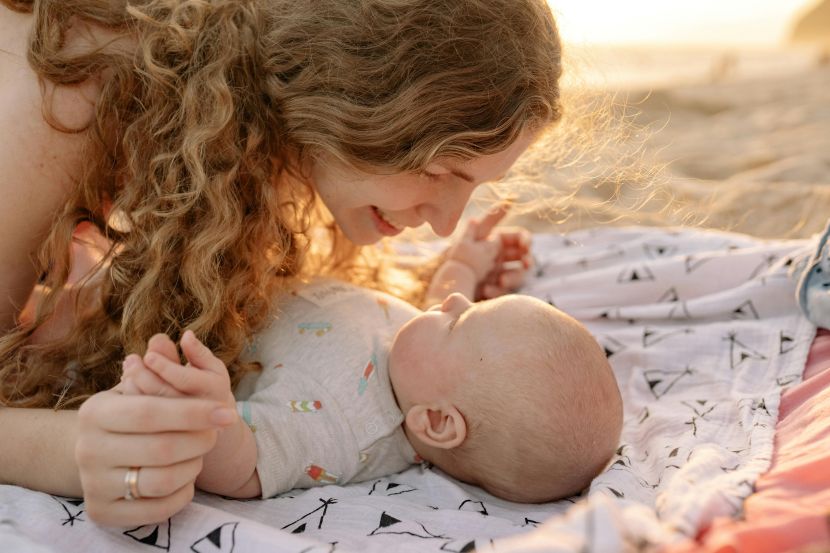 Bébé à la plage : le guide malin pour des vacances zen