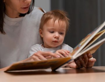 Est-ce que bébé comprend déjà ce qu’on lui dit ? 
