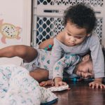 Pourquoi bébé ne veut pas prêter ses jouets (et pourquoi c’est normal) ?