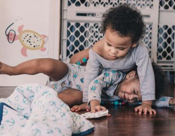 Pourquoi bébé ne veut pas prêter ses jouets (et pourquoi c’est normal) ?