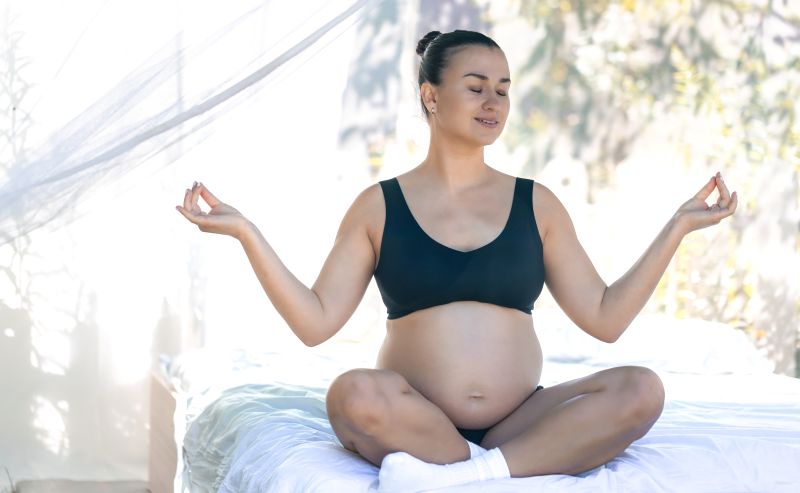 femme enceinte faisant des exercices de respiration