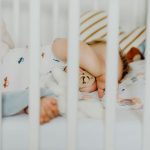 Changement d’heure d’été : comment aider bébé à s’endormir plus tôt ?