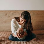 Changement d’heure d’hiver : comment préparer bébé en douceur ?