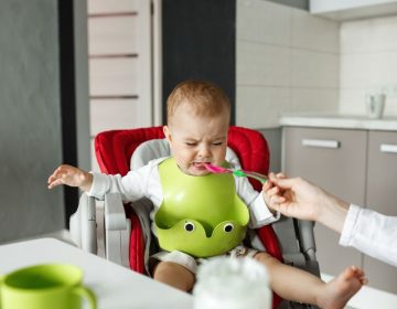 Bébé refuse de manger : nos solutions pour des repas sans stress