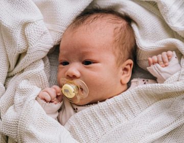 Tétine pour nouveau-né : conseils, bienfaits et précautions