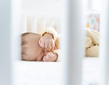 Bébé pleure en dormant : faut-il s’inquiéter ?