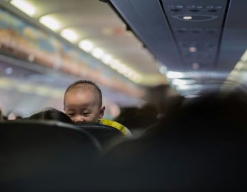 5 conseils indispensables pour survivre à un vol long-courrier avec bébé