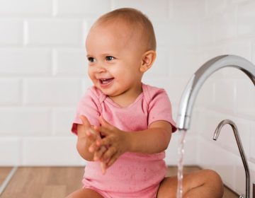 Peut-on donner de l&rsquo;eau à un bébé ?
