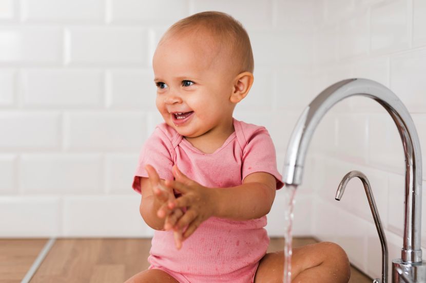 Peut-on donner de l'eau à un bébé