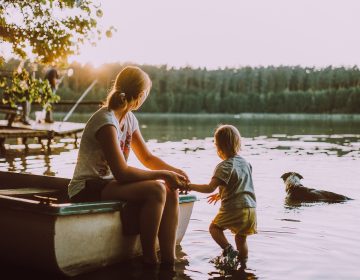 Bébé qui transpire beaucoup : faut-il s&rsquo;inquiéter et que faire ?