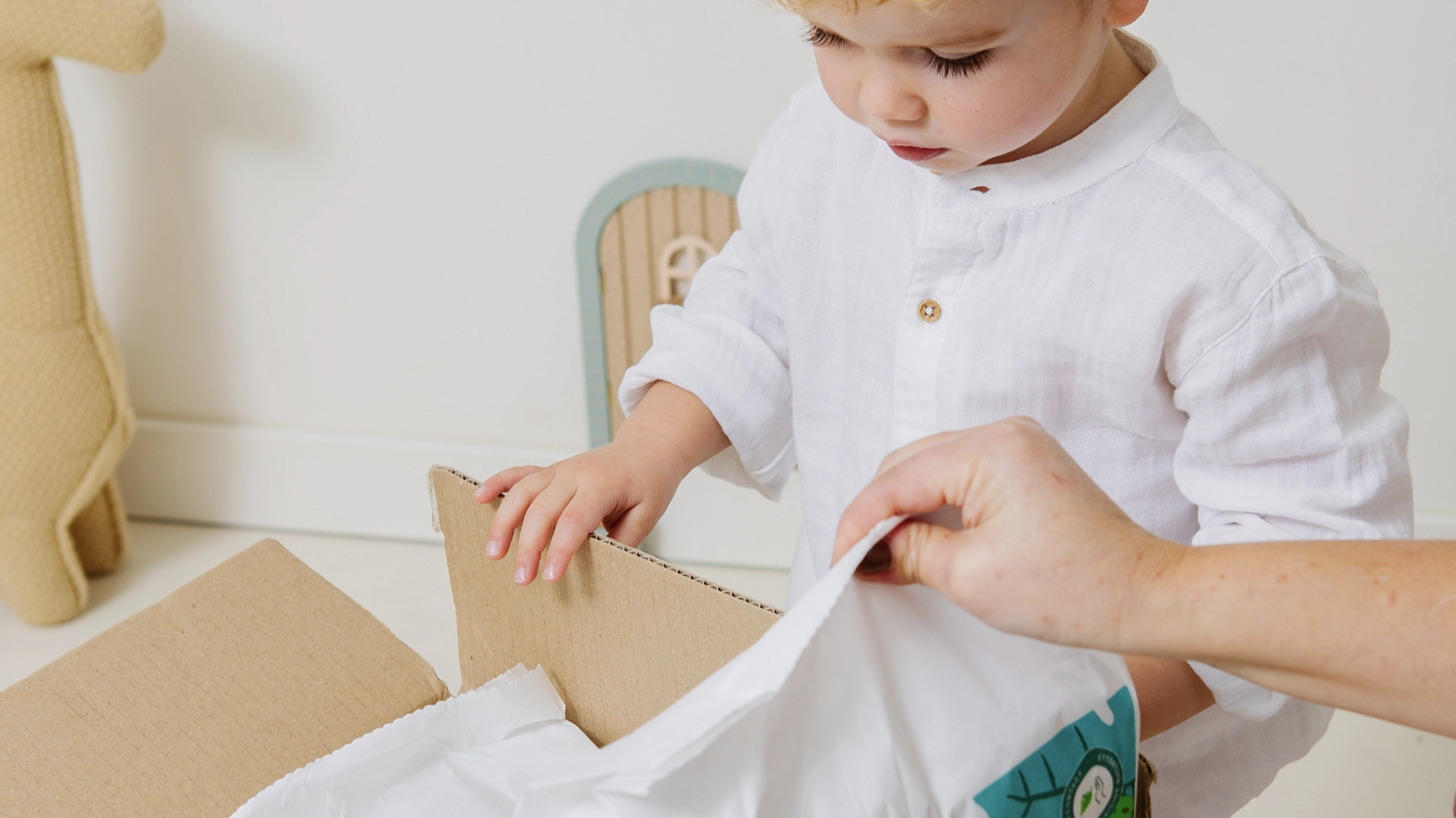 Enfant découvrant un carton de couches Les Petits Culottés